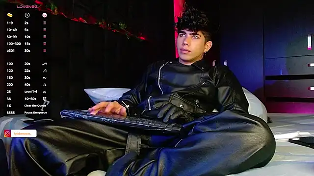 LyleBennett  online show from December 18, 2024, 1:45 pm