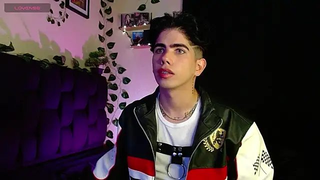 LyleBennett  online show from February 7, 2025, 11:01 am