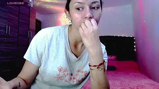 Snapshot of holy_juli chatting on November 30, 2025, 3:40 am holy juli online show from November 30, 2025, 3:40 am