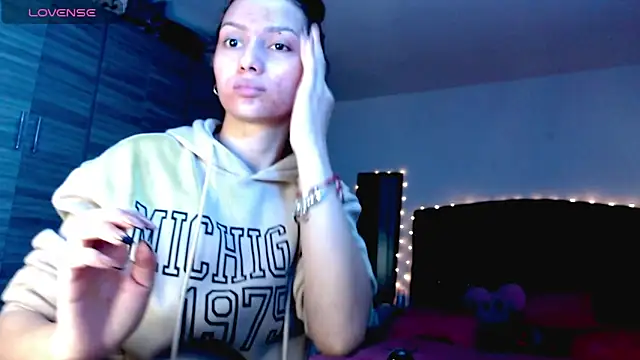 Snapshot of holy_juli chatting on December 16, 2025, 3:55 am holy juli online show from December 16, 2025, 3:55 am