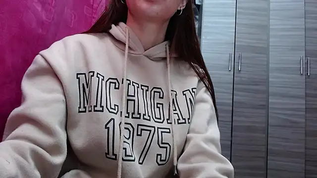 holy juli online show from March 4, 2026, 3:47 am