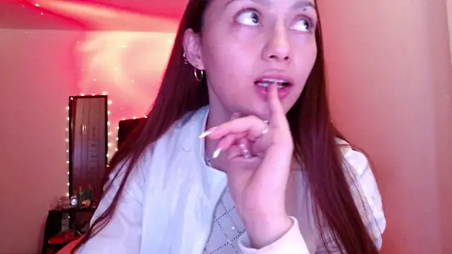 Snapshot of holy_juli chatting on May 9, 2026, 3:32 am holy juli online show from May 9, 2026, 3:32 am