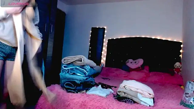 Snapshot of holy_juli chatting on December 15, 2025, 4:40 am holy juli online show from December 15, 2025, 4:40 am