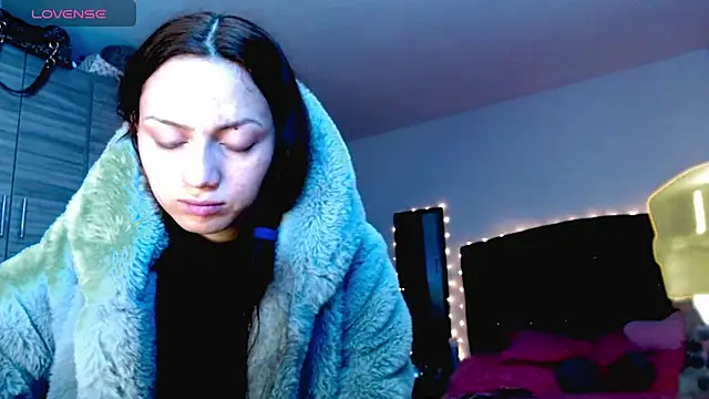 Snapshot of holy_juli chatting on December 19, 2025, 5:21 am holy juli online show from December 19, 2025, 5:21 am