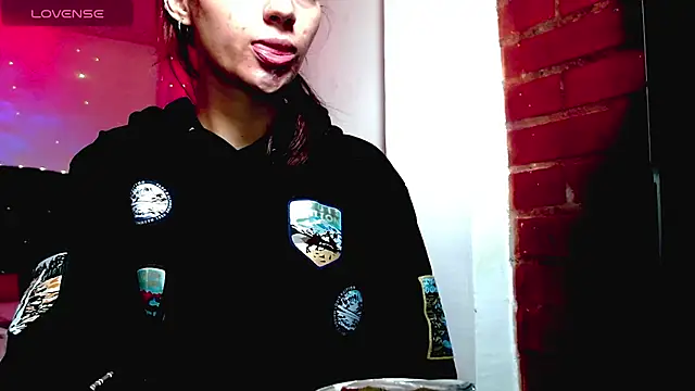 Snapshot of holy_juli chatting on November 19, 2025, 11:43 am holy juli online show from November 19, 2025, 11:43 am