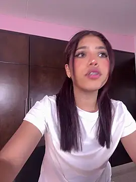 KellyOlsenbe online show from November 3, 2025, 8:23 pm