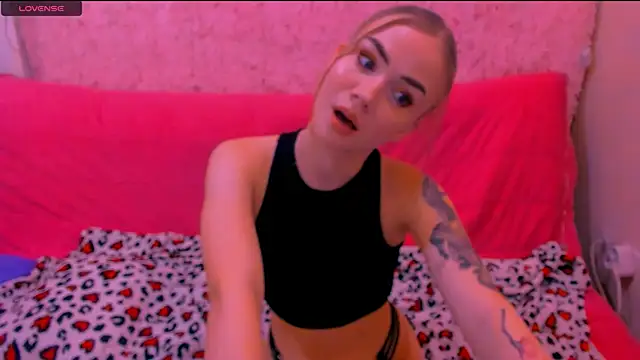 Snapshot of Molly_sweeet chatting on December 14, 2024, 8:34 am Molly sweeet online show from December 14, 2024, 8:34 am