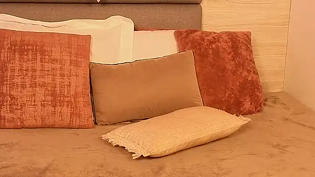 Lily Miiller online show from October 27, 2025, 8:43 pm