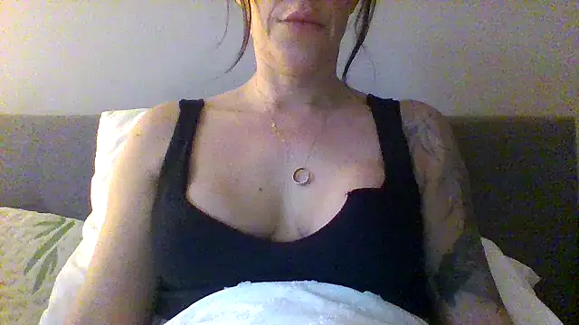 Snapshot of Fiesty_findom40 chatting on December 20, 2024, 2:59 pm Fiesty findom40 online show from December 20, 2024, 2:59 pm