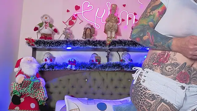 Snapshot of EMILY_ROUSSE71 chatting on November 24, 2025, 10:10 pm EMILY ROUSSE71 online show from November 24, 2025, 10:10 pm