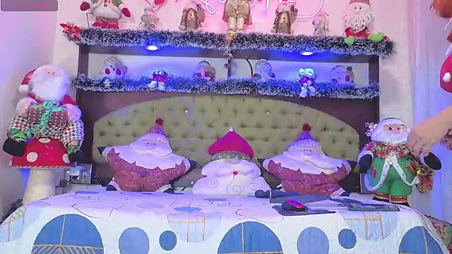 Snapshot of EMILY_ROUSSE71 chatting on November 14, 2025, 9:18 pm EMILY ROUSSE71 online show from November 14, 2025, 9:18 pm