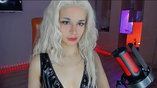 Snapshot of mollyposhh chatting on November 25, 2025, 6:19 pm mollyposhh online show from November 25, 2025, 6:19 pm