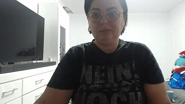 Amandamuller1982 online show from September 26, 2025, 9:43 pm