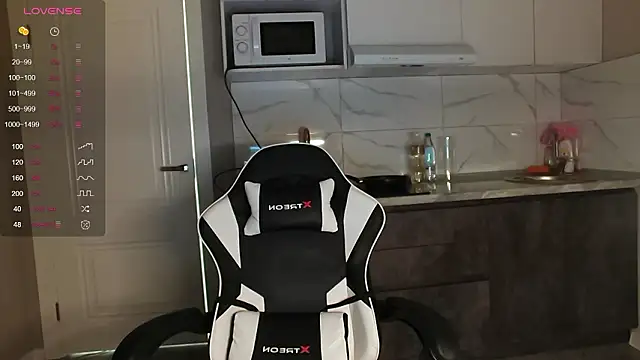 Snapshot of dragon_princesss chatting on February 9, 2026, 3:32 pm dragon princesss online show from February 9, 2026, 3:32 pm