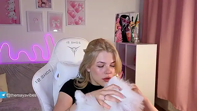 Snapshot of Maya_Rave chatting on February 6, 2026, 3:13 am Maya Rave online show from February 6, 2026, 3:13 am