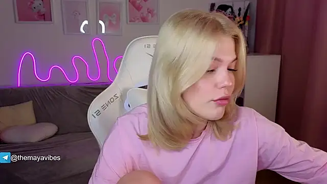 Snapshot of Maya_Rave chatting on February 10, 2026, 3:27 am Maya Rave online show from February 10, 2026, 3:27 am