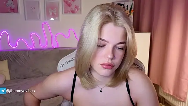 Snapshot of Maya_Rave chatting on February 5, 2026, 3:24 am Maya Rave online show from February 5, 2026, 3:24 am