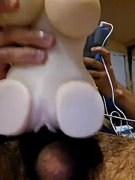 Snapshot of Axeltu77 chatting on April 10, 2026, 11:01 pm Axeltu77 online show from April 10, 2026, 11:01 pm