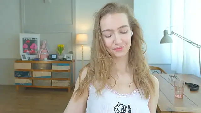 Snapshot of solar_bella chatting on February 1, 2025, 11:21 am solar bella online show from February 1, 2025, 11:21 am