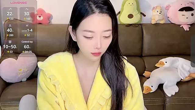 Yilin1999 online show from February 7, 2025, 11:55 pm