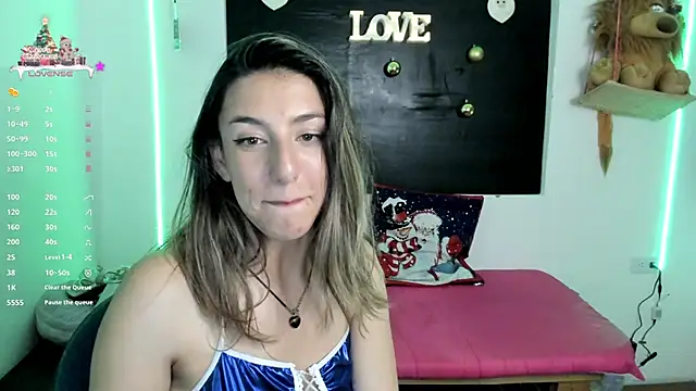 Snapshot of queen-natty chatting on December 17, 2024, 5:29 am queen-natty online show from December 17, 2024, 5:29 am