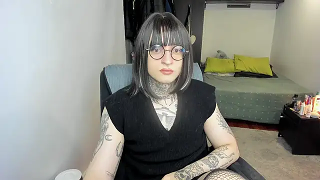 ShiiraVelkor online show from November 28, 2025, 9:20 am