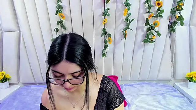 Snapshot of Lucy_Anall_ chatting on September 20, 2025, 10:15 pm Lucy Anall online show from September 20, 2025, 10:15 pm