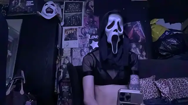 Snapshot of MissMidnightUK chatting on October 31, 2025, 12:18 am MissMidnightUK online show from October 31, 2025, 12:18 am