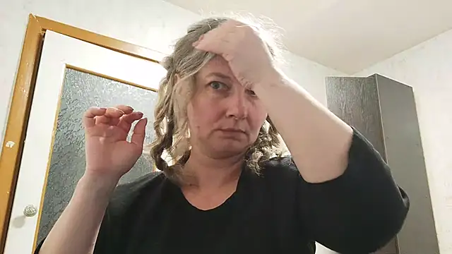 Snapshot of EdithManning chatting on May 13, 2026, 6:04 pm EdithManning online show from May 13, 2026, 6:04 pm