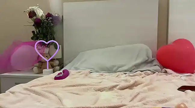 Snapshot of Lily-Belle chatting on February 19, 2025, 7:48 pm Lily-Belle online show from February 19, 2025, 7:48 pm