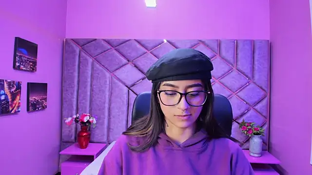 Miaa Thopmson online show from November 29, 2025, 12:11 am