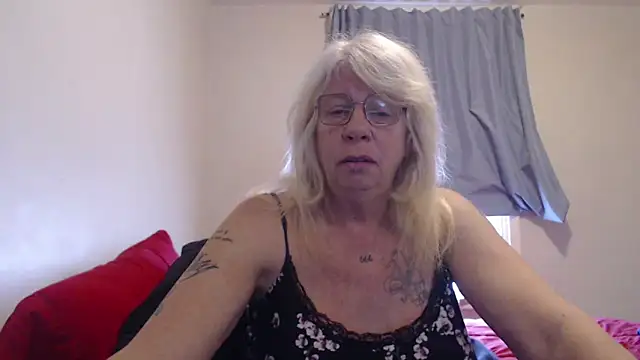 Snapshot of canadiancougar1965 chatting on December 8, 2024, 4:18 pm canadiancougar1965 online show from December 8, 2024, 4:18 pm