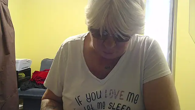 Snapshot of canadiancougar1965 chatting on December 15, 2025, 4:02 pm canadiancougar1965 online show from December 15, 2025, 4:02 pm