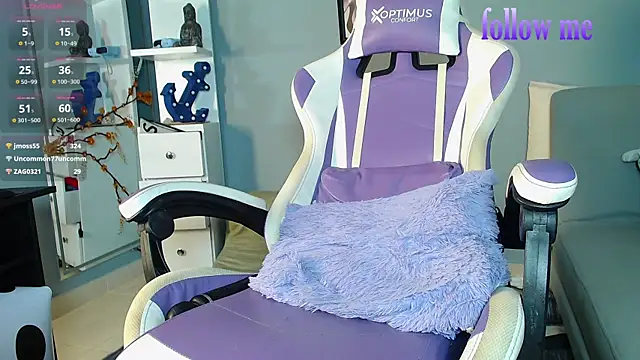 zoey-fox online show from March 13, 2025, 5:00 am