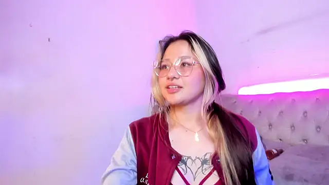 Snapshot of Aliiceyong chatting on March 19, 2025, 6:24 am Aliiceyong online show from March 19, 2025, 6:24 am