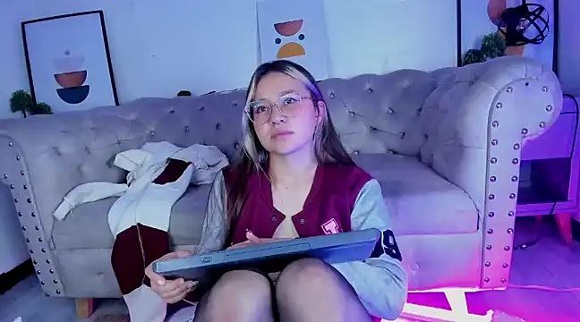 Snapshot of Aliiceyong chatting on February 8, 2025, 7:04 am Aliiceyong online show from February 8, 2025, 7:04 am