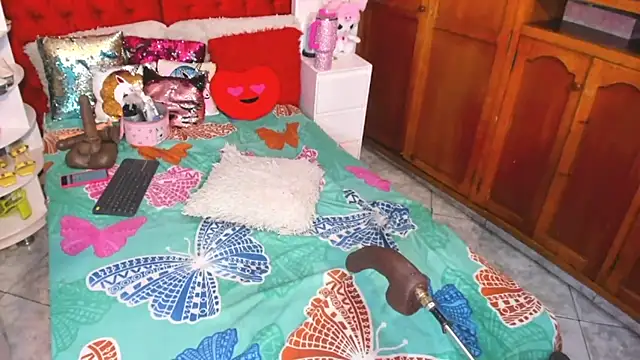 larafoxter online show from March 8, 2025, 10:45 pm