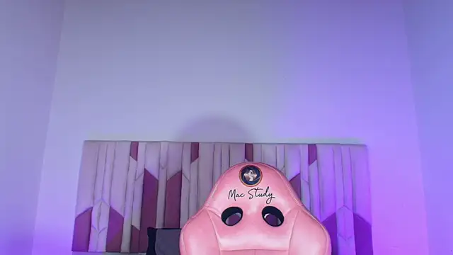 mia stanfort online show from October 8, 2025, 7:14 pm