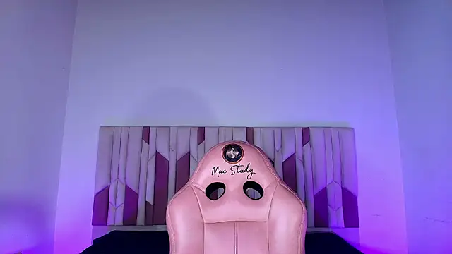 mia stanfort online show from October 9, 2025, 7:14 pm