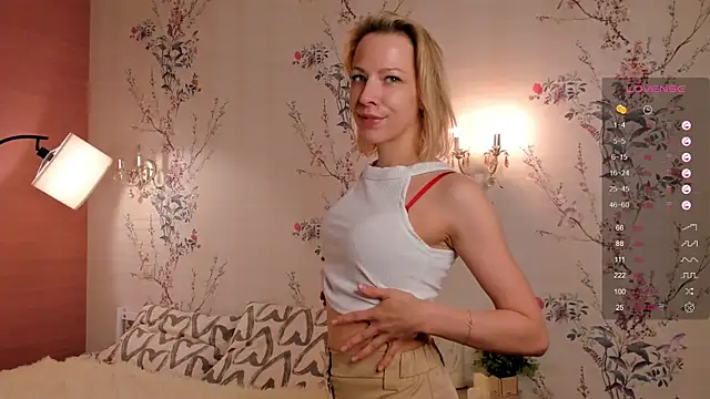 Snapshot of AraGarland chatting on December 3, 2024, 8:11 pm AraGarland online show from December 3, 2024, 8:11 pm