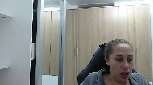 Snapshot of RoxanaLove9 chatting on February 13, 2025, 12:13 am RoxanaLove9 online show from February 13, 2025, 12:13 am