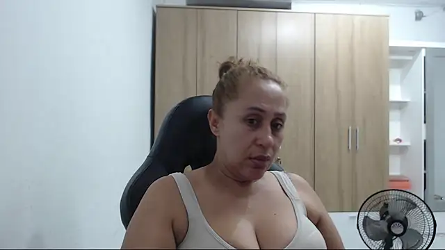 Snapshot of RoxanaLove9 chatting on May 10, 2026, 1:09 am RoxanaLove9 online show from May 10, 2026, 1:09 am