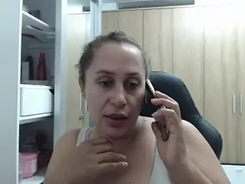 Snapshot of RoxanaLove9 chatting on February 14, 2025, 3:43 am RoxanaLove9 online show from February 14, 2025, 3:43 am