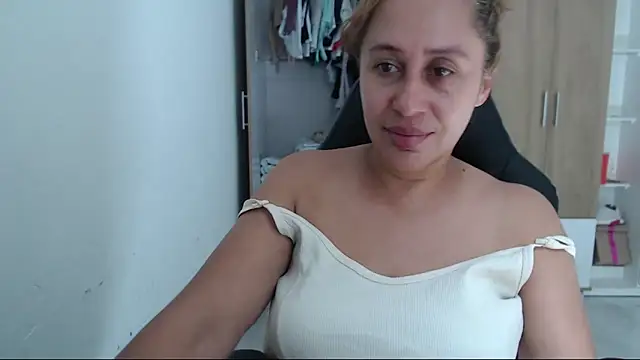 Snapshot of RoxanaLove9 chatting on October 19, 2025, 6:21 pm RoxanaLove9 online show from October 19, 2025, 6:21 pm