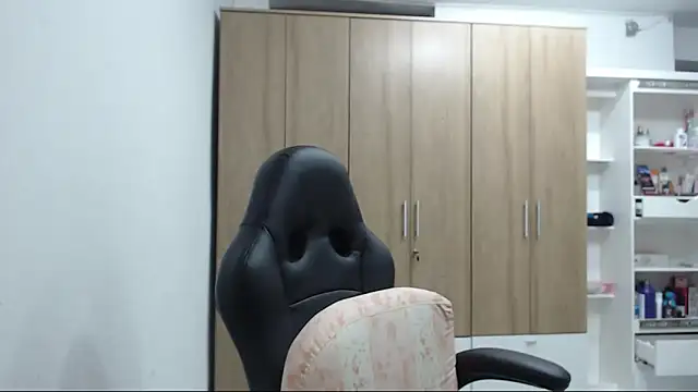 RoxanaLove9 online show from November 6, 2025, 1:20 am