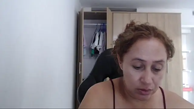 Snapshot of RoxanaLove9 chatting on April 17, 2026, 6:22 pm RoxanaLove9 online show from April 17, 2026, 6:22 pm