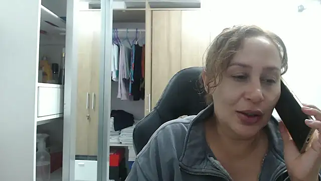 Snapshot of RoxanaLove9 chatting on March 8, 2025, 2:45 am RoxanaLove9 online show from March 8, 2025, 2:45 am