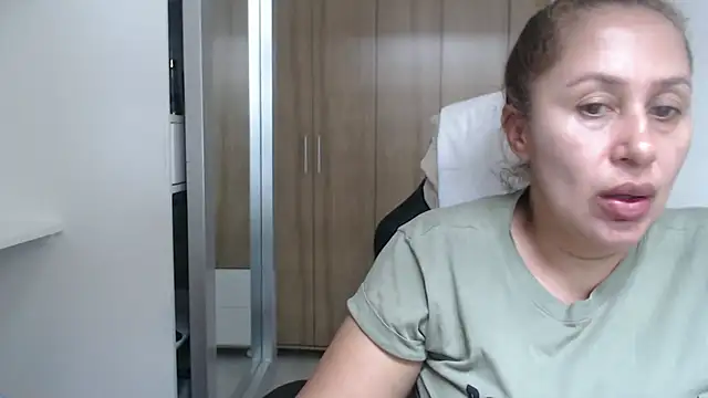 Snapshot of RoxanaLove9 chatting on March 18, 2025, 5:33 pm RoxanaLove9 online show from March 18, 2025, 5:33 pm