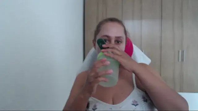 Snapshot of RoxanaLove9 chatting on September 23, 2025, 8:16 pm RoxanaLove9 online show from September 23, 2025, 8:16 pm