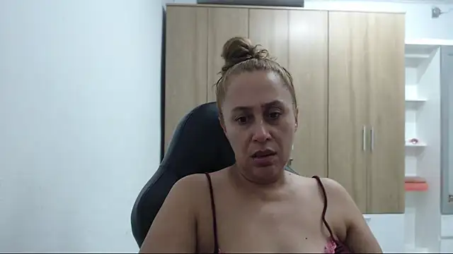 Snapshot of RoxanaLove9 chatting on May 12, 2026, 1:35 am RoxanaLove9 online show from May 12, 2026, 1:35 am